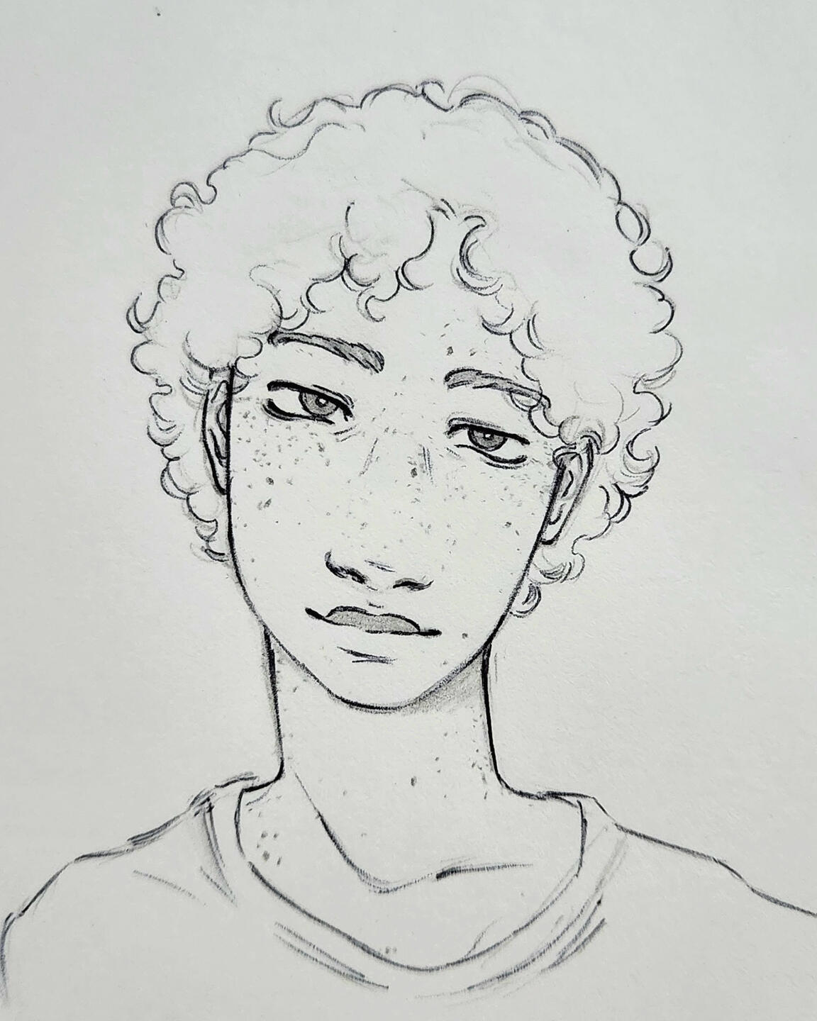 Desenho a lápis de Apolo com cabelos ondulados e curtos. Ele tem um olhar sereno, e diversas sardas são visíveis no rosto. Ele está vestido com uma camiseta despojada.