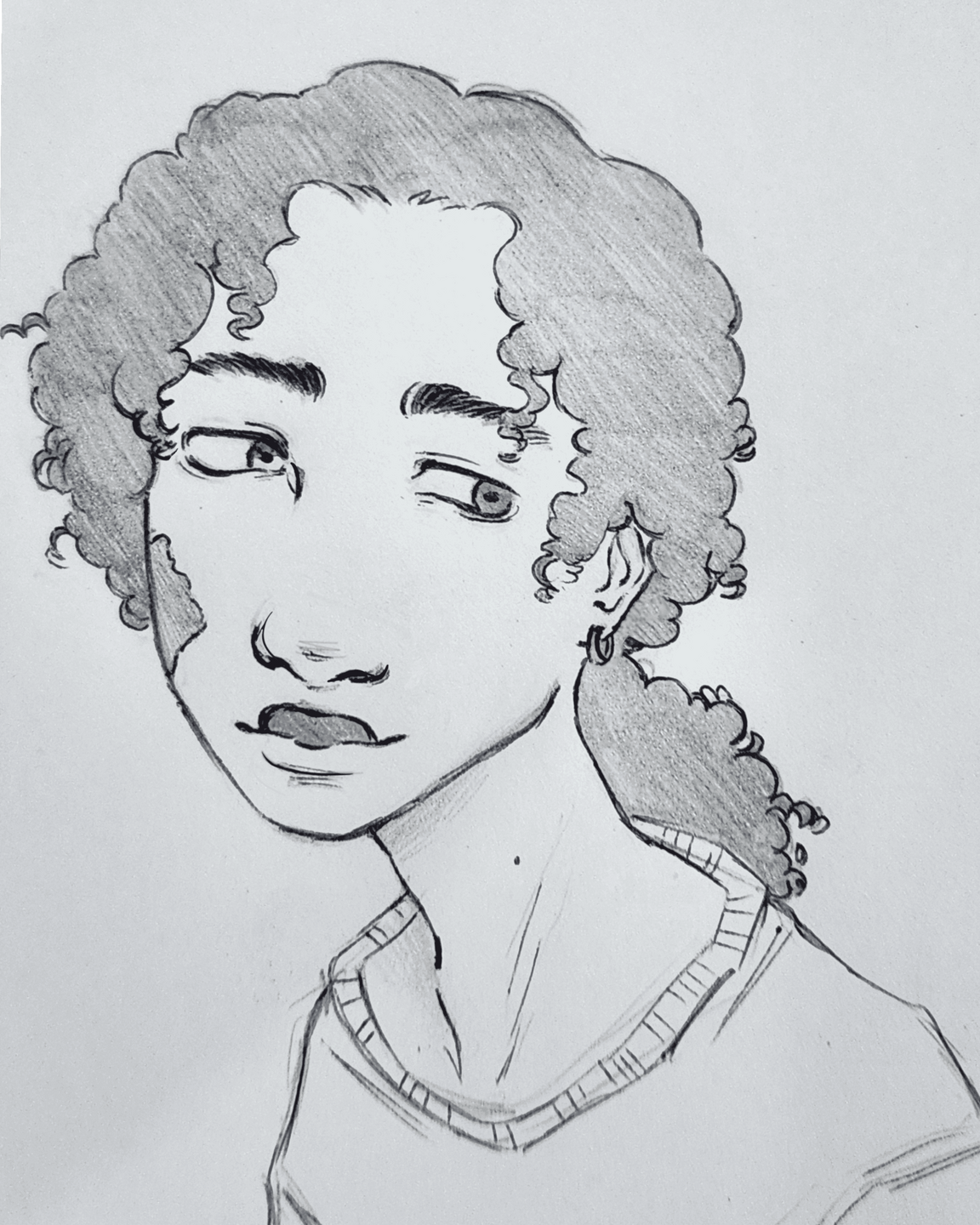 Desenho a lápis de Tadeu, levemente de perfil, com seus cabelos cacheados presos em um rabo de cavalo baixo visível e sobrancelhas espessas. Usa um brinco discreto na orelha. Ele veste uma camiseta de gola redonda simples.